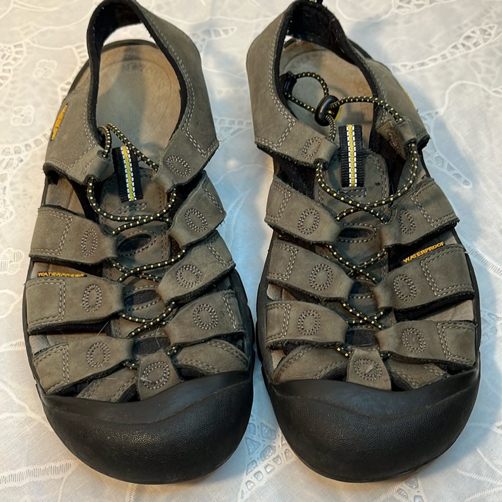 Keen close toed sandals. Green/black Size:10.5